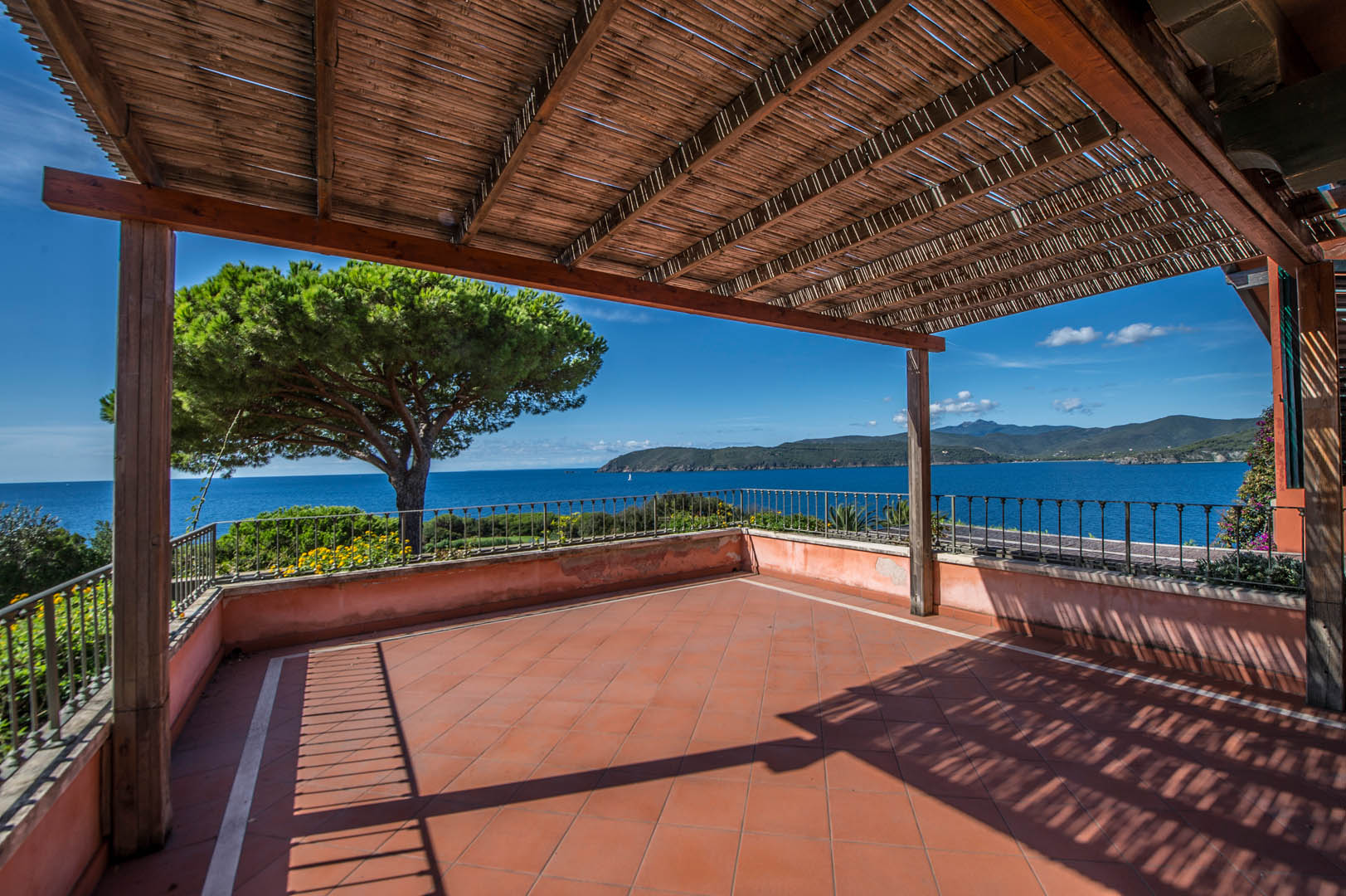 PROPERTIES AND VILLAS WITH SEA VIEW FOR SALE IN ITALY